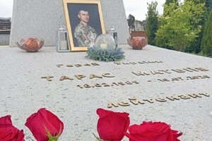 Правоохоронці встановлюють обставини пошкодження могили Героя України 