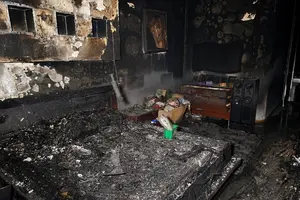 Пошкоджена квартира на п'ятому поверсі в Приморському районі Одеси після влучання ворожого безпілотника