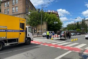 Провал асфальтового покриття на проїжджій частині по вулиці Івана Мазепи,1 біля метро «Арсенальна»
