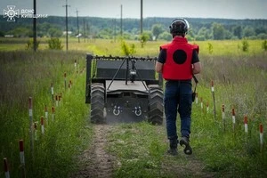 Для прискорення процесу рятувальники використовують роботизований комплекс НРК «Змій»