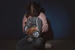 На Харківщині чоловік, який протягом восьми місяців ґвалтував малолітню падчерку, отримав довічне позбавлення волі