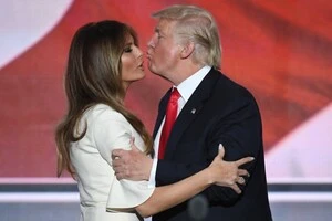 Дональд Трамп старший за Меланію Трамп на 24 роки