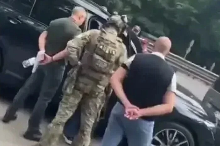 На виїзді з Києва правоохоронці заблокували елітний позашляховик з колишнім очільником Одеського ТЦК, якого підозрюють у хабарництві