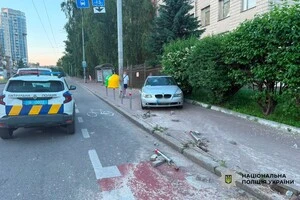 Внаслідок удару іномарку викинуло з проїжджої частини на тротуар, де у цей момент перебував пішохід