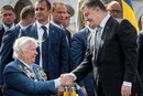 «Досі хочу набрати його». Порошенко показав сімейні фото з батьком 