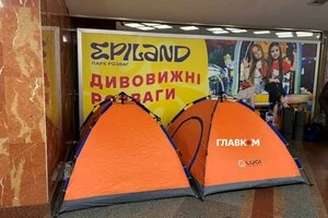 Палатки у столичному метрополітені під час тривоги