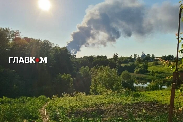 Київщина під ударом Шахедів: дим здіймається над місцем атаки