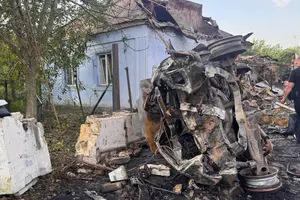 Унаслідок падіння уламків та впливу вибухової хвилі пошкоджені автівки та будинки