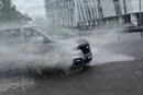 Київ накрила злива з градом, підтопило окремі вулиці (відео)