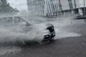 Через зливу на дорогах утворилися великі калюжі