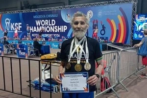 79-річний викладач харківського вишу здобув три золота на Чемпіонаті світу з гирьового спорту