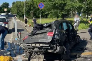 5 червня у Києві, в районі Караваєвих дач, сталася смертельна аварія. Автомобіль Mercedes-Benz C300 на великій швидкості вилетів за межі дороги та врізався у конструкцію підземного пішохідного переходу