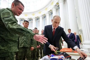 Окупант презентував Путіну шеврон свого підрозділу