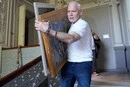 У Харкові росіяни вгатили дроном по художньому музею, евакуювати картини допомагав мер 
