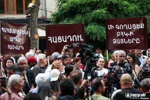 Опозиція вважає, що під час голосування й передвиборчого періоду мали місце систематичні та широкомасштабні порушення виборчого законодавства