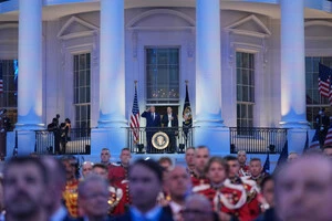 Дональд Трамп та голова UFC Дейна Уайт слухають гімн США