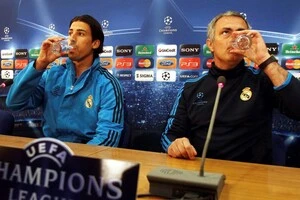 Самі Хедіра та Жозе Моурінью в перший період на «Бернабеу»