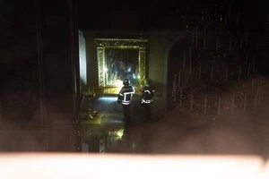 Рятувальники продовжують гасити пожежу у Успенському соборі. 15 червня 2026 року