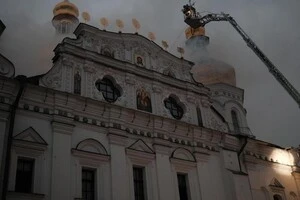 У Києві внаслідок удару виникла масштабна пожежа на території Києво-Печерської лаври, зокрема загорівся дах Успенського собору