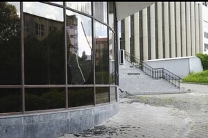 По всьому периметру будівлі палацу «Україна» помітно вибиті вікна