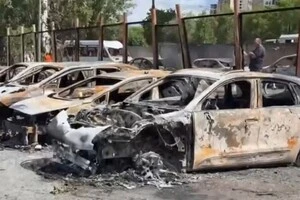 Знишені під час нічного обстрілу 15 червня автівки на Мінському масиві