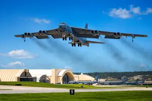 Стратегічний бомбардувальник B-52H Stratofortress під час зльоту з авіабази Едвардс