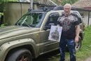 Батько польського добровольця, який загинув за Україну, передав українським військовим авто сина  