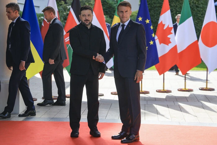 Макрон зустрів Зеленського на саміті G7