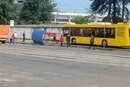 У Києві автобус зніс зупинку громадського транспорту, є постраждалі