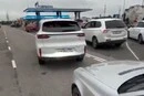 «Думав, до нас не дійде»: на заправках Москви утворилися гігантські черги (відео)