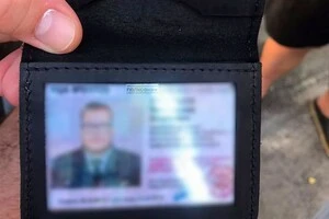 Зняття з обліку за $30 тис.: у столиці затримано юриста з фейковим посвідченням полковника