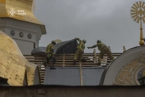 Над знищеною частиною Успенського собору рятувальники облаштовують новий дах