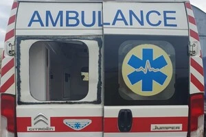 Екіпажі швидкої неодноразово потрапляли під обстріл, прямуючи на виклик. На фото – пошкоджена автівка внаслідок обстрілу 16 квітня 2026 року