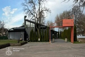 Ресторан розташований в межах прибережної захисної смуги річки Дніпро