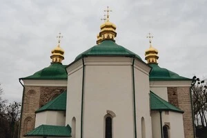 Храм стоїть на місці давньої княжої резиденції Берестове