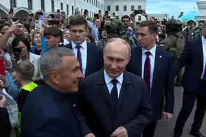 Путін вийшов до людей під охороною спецпризначенців
