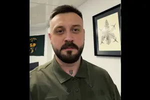Мстислав Банік показав контракт, який підписав