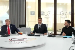 Президент України Володимир Зеленський під час перемовин на саміті G7 у Франції