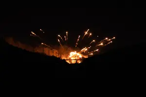 Мешканці повідомили про пожежу та серію вибухів після удару безпілотників