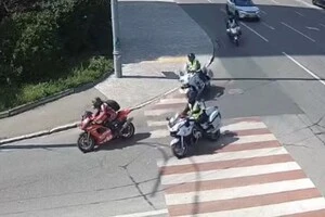 Мотоцикліст на Aprilia порушив правила дорожнього руху і намагався втекти від мотопатруля