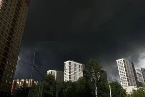 Москву після атаки дронів затягнуло димом так, що в місті буквально настала ніч