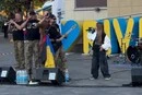 У Рівному школярка заспівала з військовим оркестром «Червону руту» та підірвала мережу (відео)