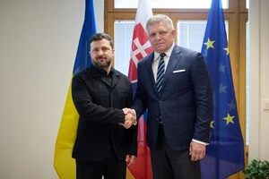 Президент України Володимир Зеленський під час зустрічі з прем'єр-міністром Словаччини Робертом Фіцо у Брюсселі