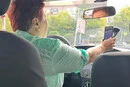«Працює вже 48 років». 72-річна водійка таксі з Дніпра стала зіркою мережі
