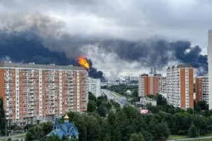 Черный дым поднимается с территории Московского нефтеперерабатывающего завода, 18 июня 2026 года