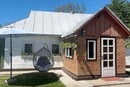Черкащанка відновила сторічну хату та оселилася в ній із родиною 