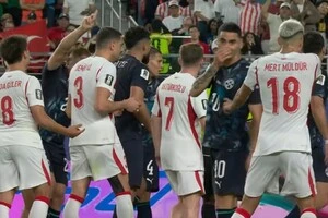 Мігель Альмірон (із прикритим ротом) отримав вилучення в матчі ЧС-2026 Туреччина – Парагвай 