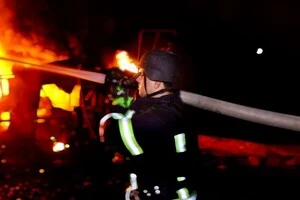 Рятувальники гасять пожежу на місці атаки 