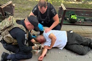 Правоохоронці миттєво підбігли до чоловіка, оцінили його стан та розпочали невідкладні заходи