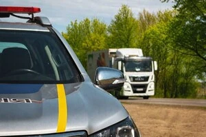 Водії великовагового транспорту можуть перечекати спекотний період на спеціальних майданчиках для тимчасової стоянки вздовж доріг